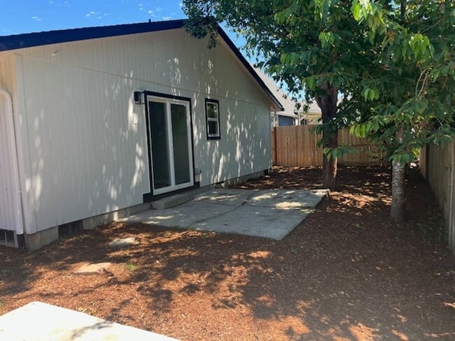 Building Photo - 3 Bedroom 2 Bath Lafayette OR 97127