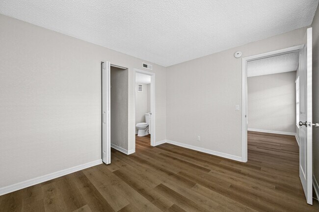 Building Photo - Newly Renovated 2 Bed-2 Bath Apartment wit...