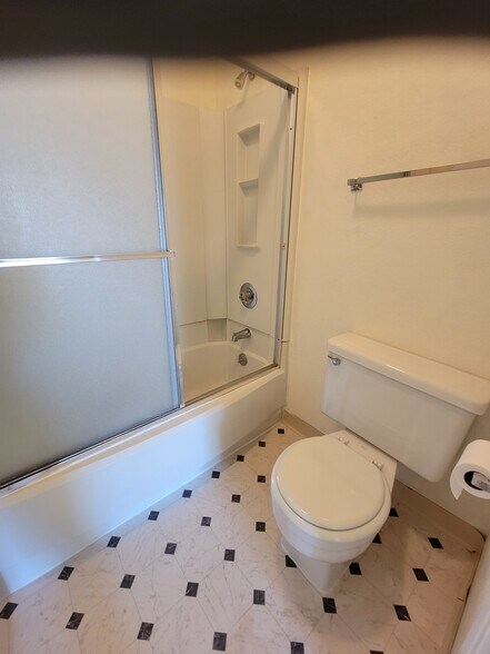 Bedroom 2 suite bathroom - 606 San Conrado Ter