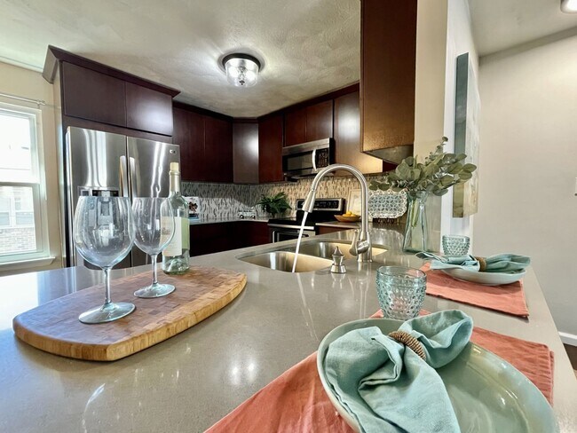 Building Photo - Freshly painted & Available NOW! Tri-Level...