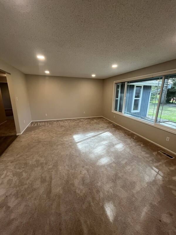 Building Photo - 841 Garden Dr