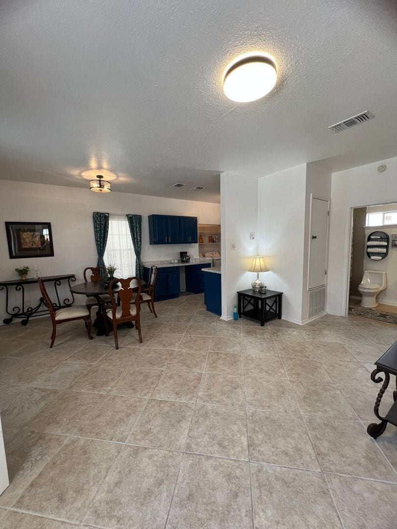 Building Photo - 1221 Delaware St