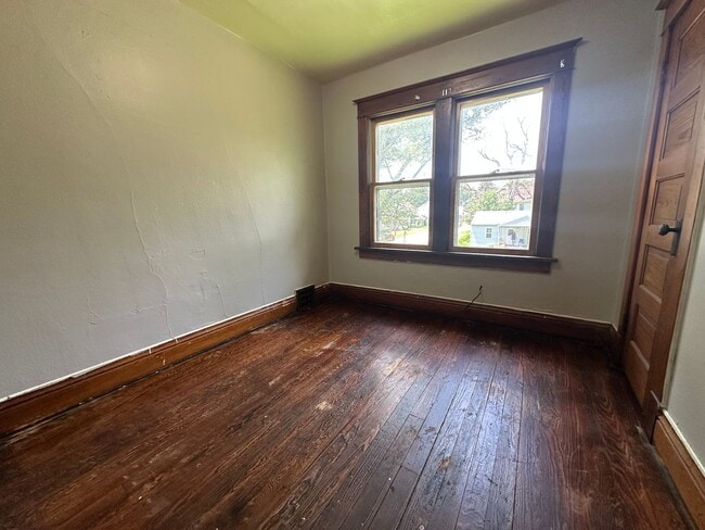 Building Photo - 3 bed, 1 bath home for rent in Waterloo