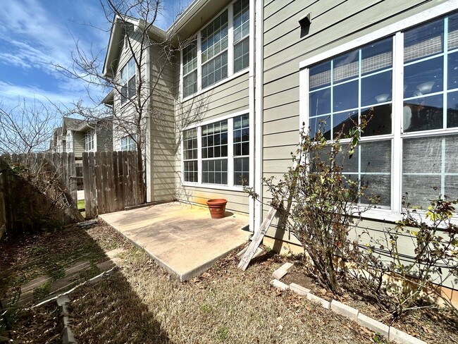 Building Photo - Charming 2 Bed 2.5 Bath Home With Patio In...