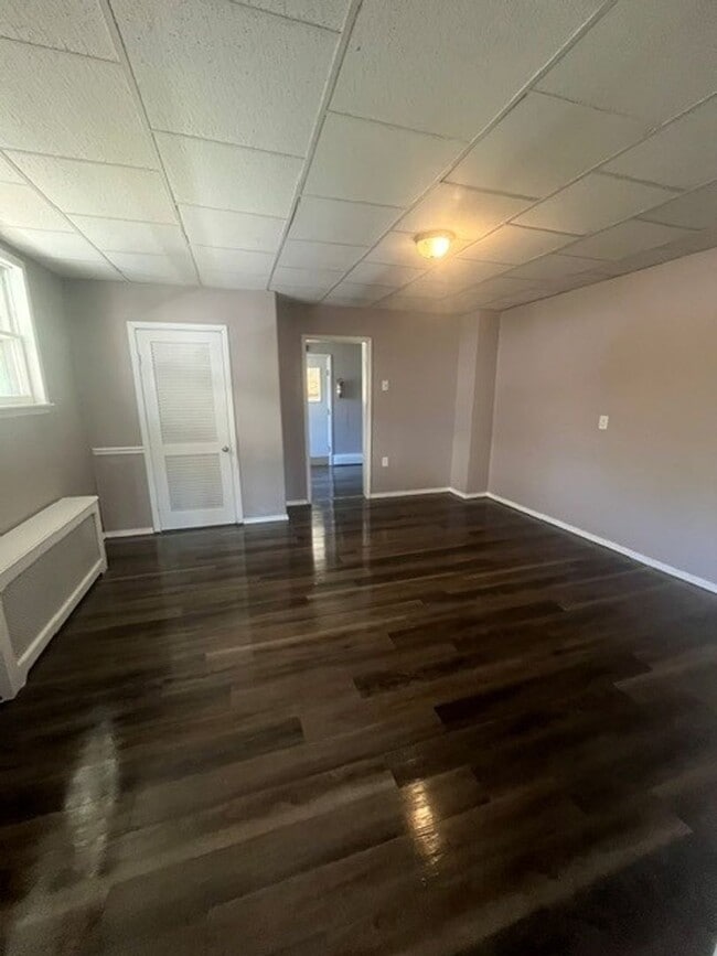 Building Photo - 4 Bedroom 1.5 Bath