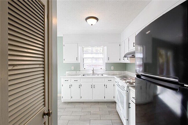 Building Photo - 4979 Paris Ave