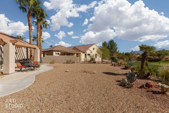 Building Photo - Beautiful home located in the gated commun...