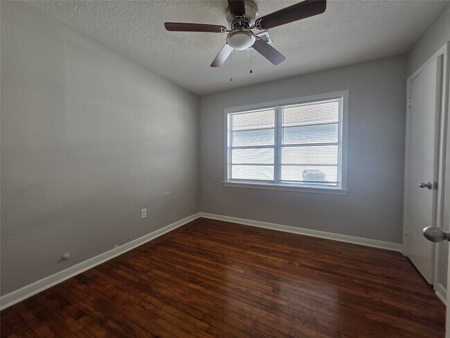 Building Photo - 705 N Circle Dr