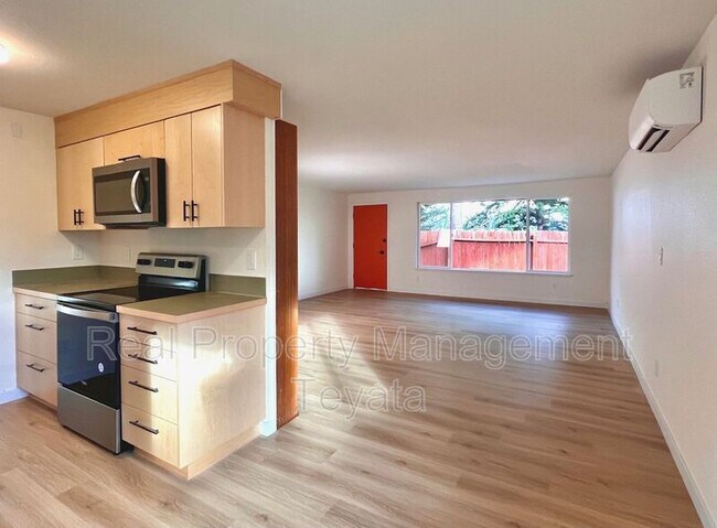 Building Photo - 908 Key St