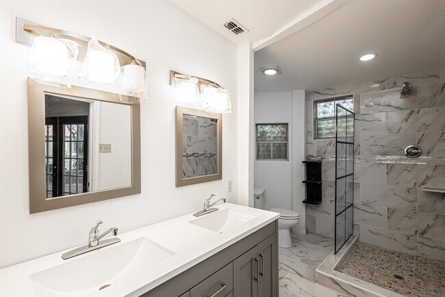 Building Photo - 1420 Corpus Christi St