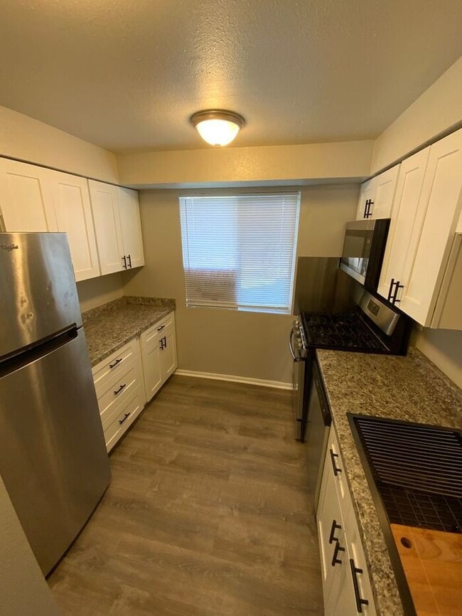 Building Photo - Sumner Townhome Duplex w/ 1 car carpot & N...