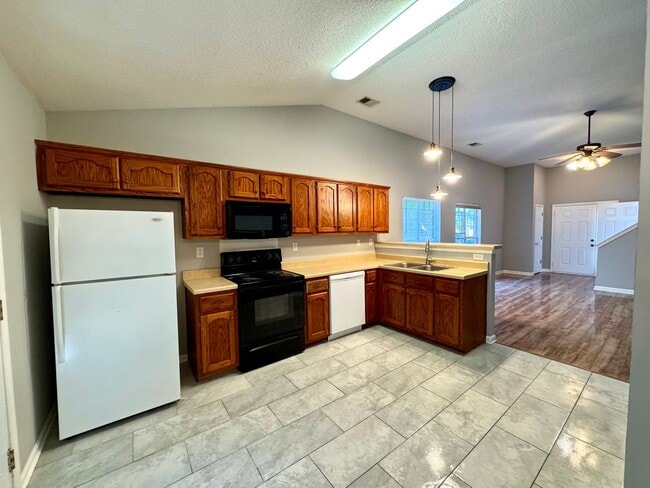 Building Photo - 639 Burton Ln