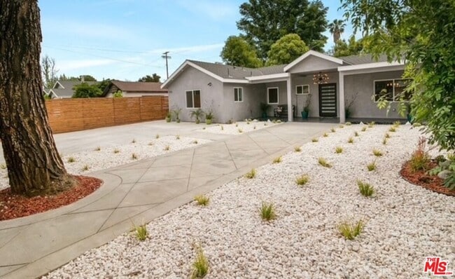 Building Photo - 6046 Fallbrook Ave