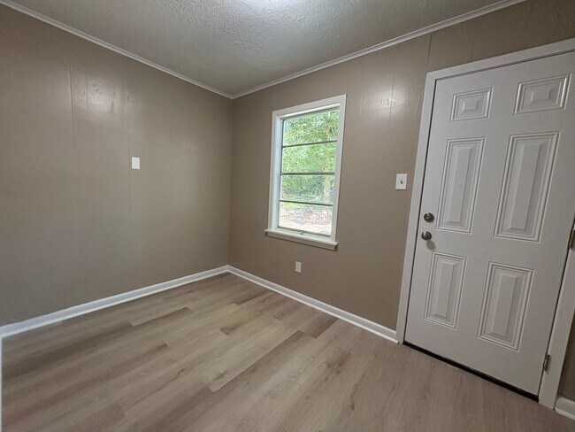 Building Photo - Beautiful 3 bedroom/1 bath fully remodeled home with Central Air & Heat.