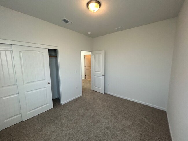 Building Photo - Brand new 4 bedroom 3 bathroom with solar in NW Visalia!!