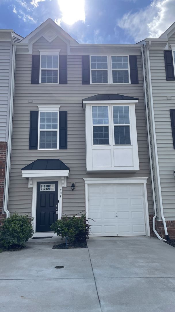 Building Photo - 3-Level Townhouse in Stafford