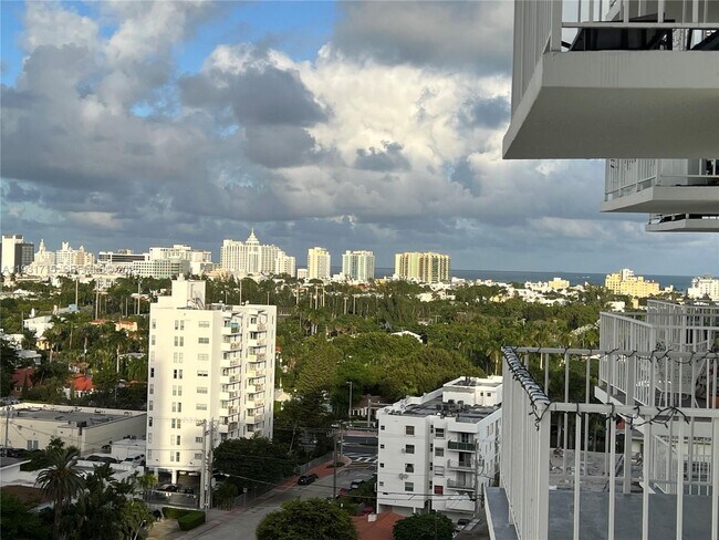 Building Photo - 1228 West Ave