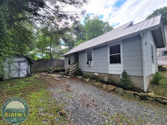 Building Photo - Charming 2 Bedroom Home --- Walking Distance to Campus!