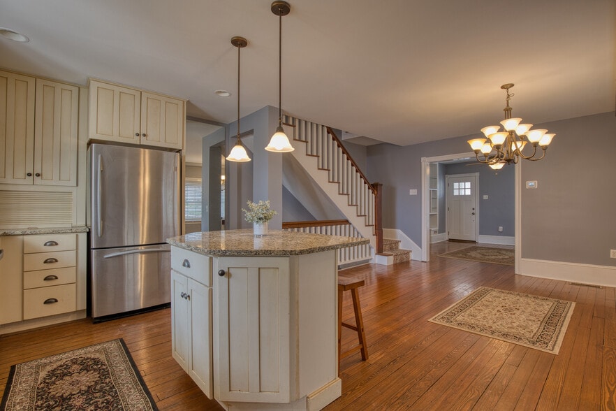 Kitchen/Dining - 8 Glenwood Ave
