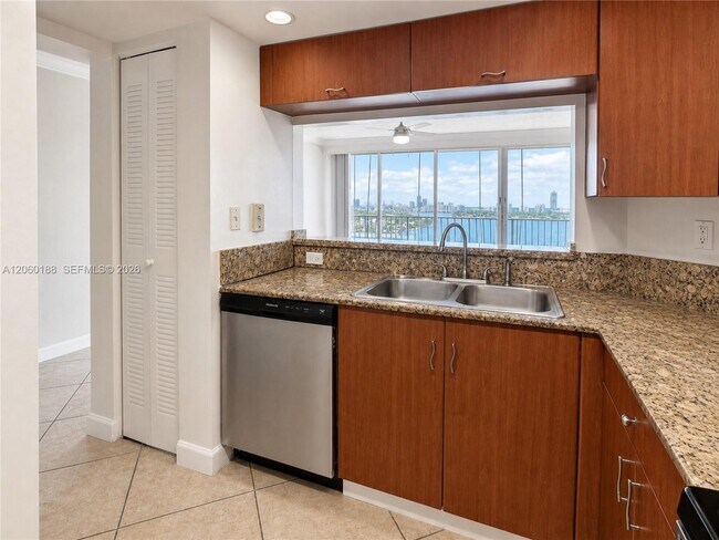 Building Photo - 7601 E Treasure Dr