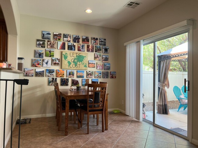 Building Photo - ABSOLUTELY AMAZING! Large 4 bedroom 2 stor...