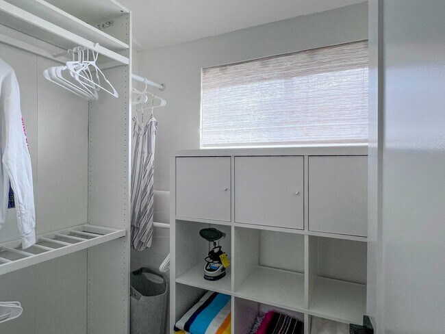 Building Photo - 3BR/2BA Remodeled Condo – 1 Block from the...