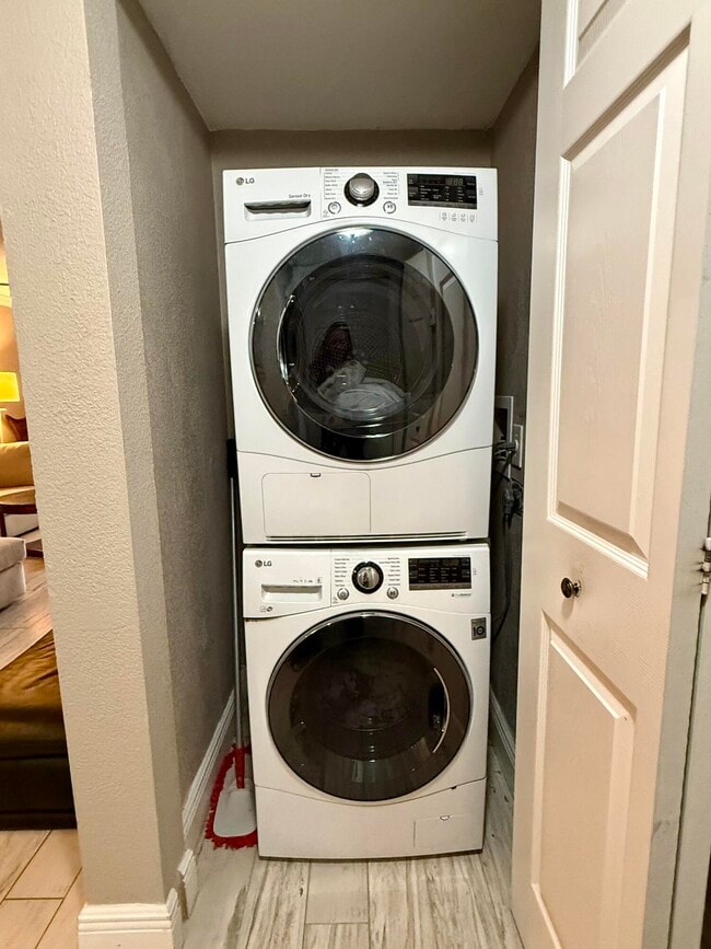 Building Photo - 111 Lake Emerald Dr