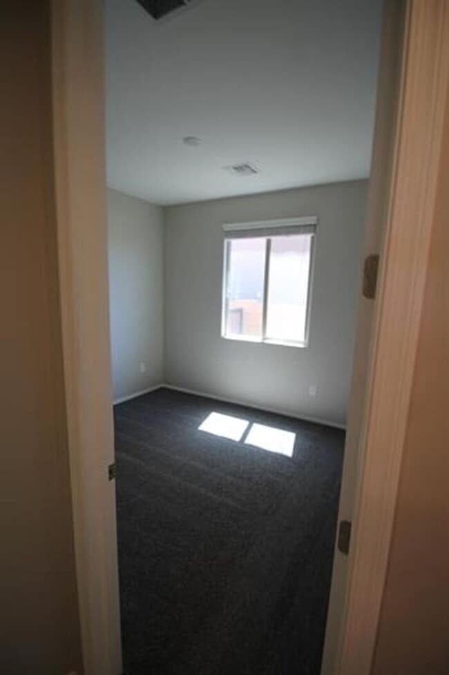Building Photo - Desirable La Estancia Neighboorhood