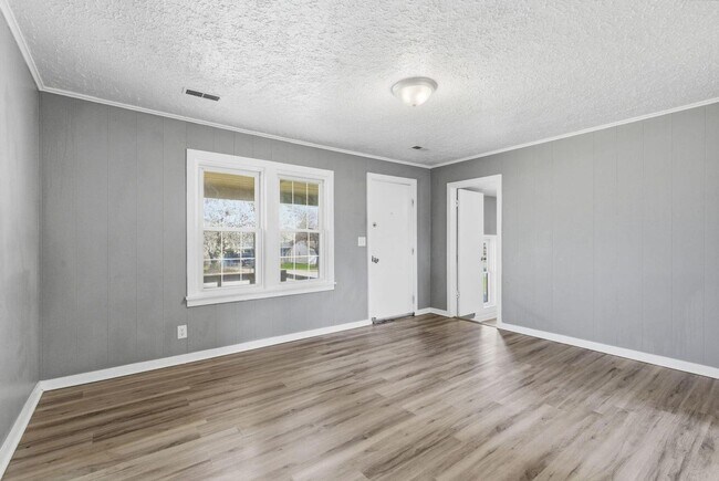 Building Photo - 3 Bedroom | 1 Bathroom Home | PET FRIENDLY!