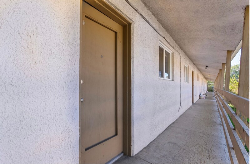 Building Photo - 474 1/2 E Norwich Ave