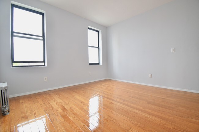 Building Photo - 560 W 180th St