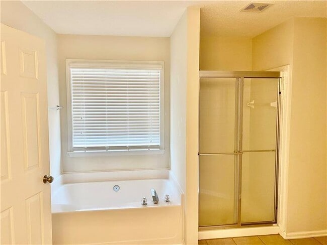 Building Photo - 9020 Friarbridge Dr