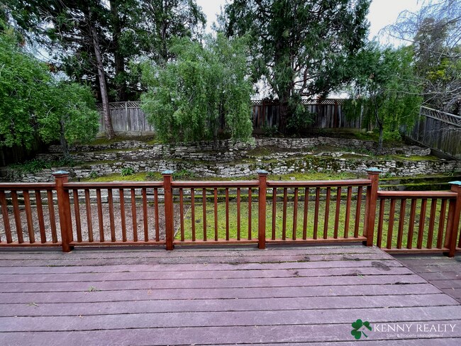 Building Photo - Large 3 Bedroom, 2.5 Bathroom, Great Neigh...
