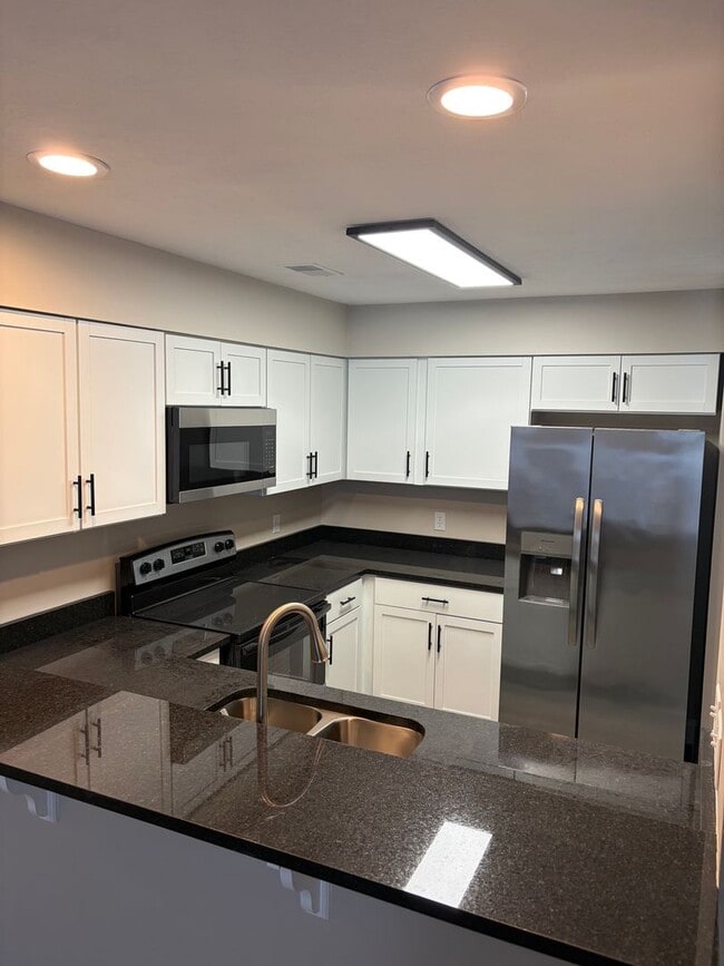 Building Photo - 3 Bedroom 2 Bath Condo