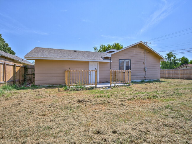 Building Photo - 548 W Wood St