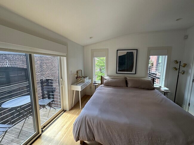 Building Photo - 13 Melrose St