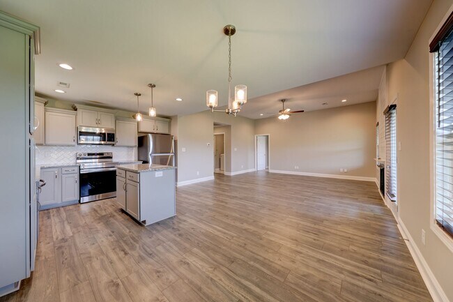 Building Photo - Sharp 3 bed 2 bath with Bonus room and nice fenced yard.