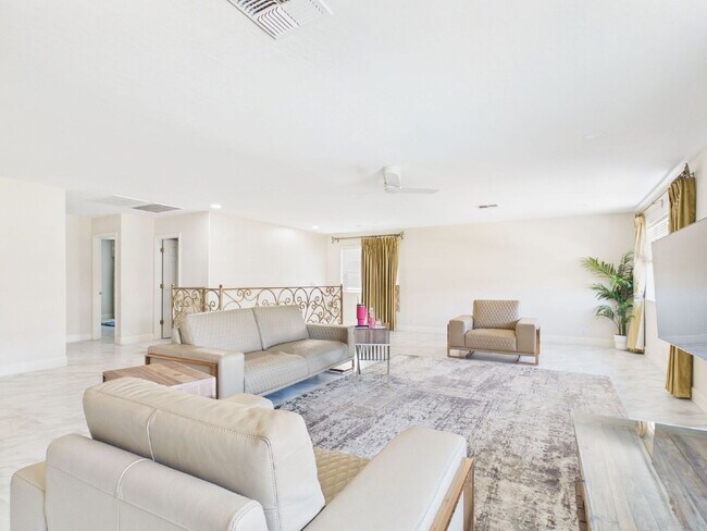 Building Photo - Luxury Awaits with Designer Details