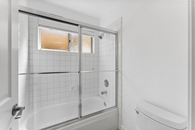 Building Photo - 4 Bed/2.5 Bath Vista Residence Beautifully Upgraded and Ready for Move In!