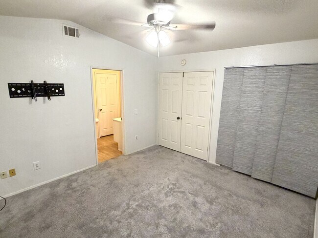 Building Photo - 28133 Vía Domador