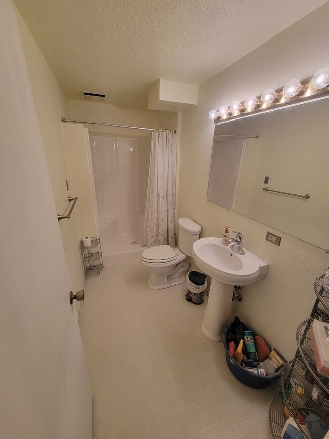 Building Photo - Spacious, Basement One Bedroom with Private Entry! Port Orchard - Available Now!
