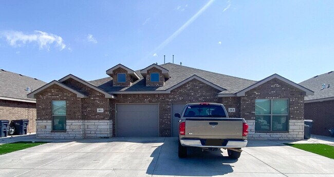 Building Photo - Luxurious Duplex in Frenship ISD!