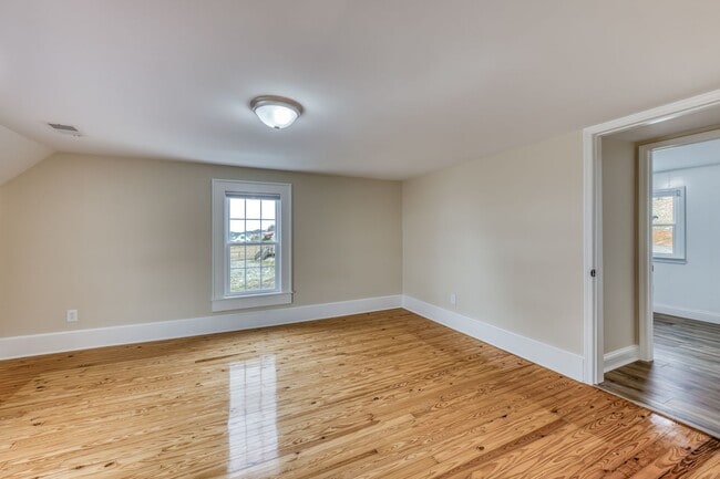 Building Photo - 5 Bedroom / 3.5 Bath Home Blountville, TN