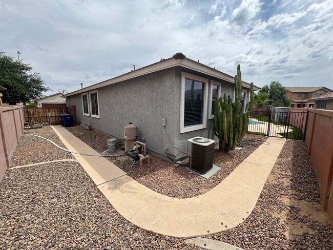Building Photo - 4133 E Cherry Hills Dr