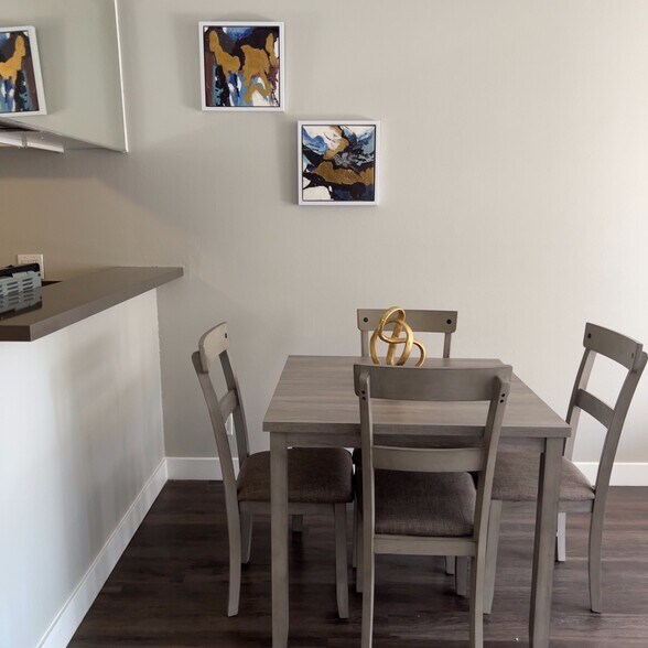 Building Photo - 411 Kelton Ave