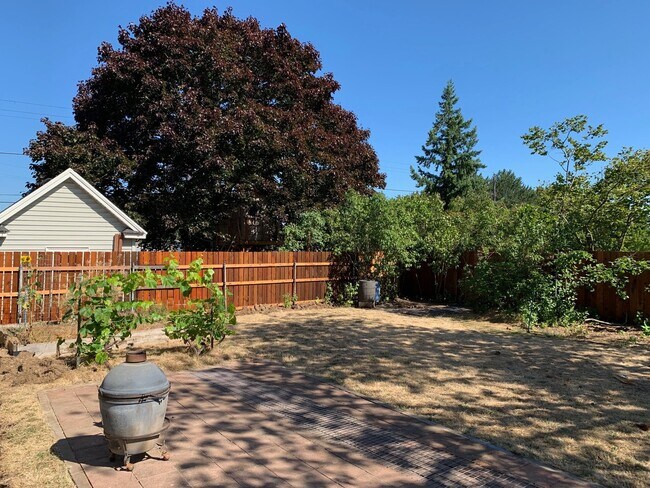 Building Photo - Hollywood District Home - 3 Bdrm 2 bths, 2290 sq. ft.