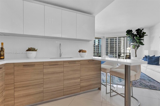 Building Photo - 1300 Brickell Bay Dr