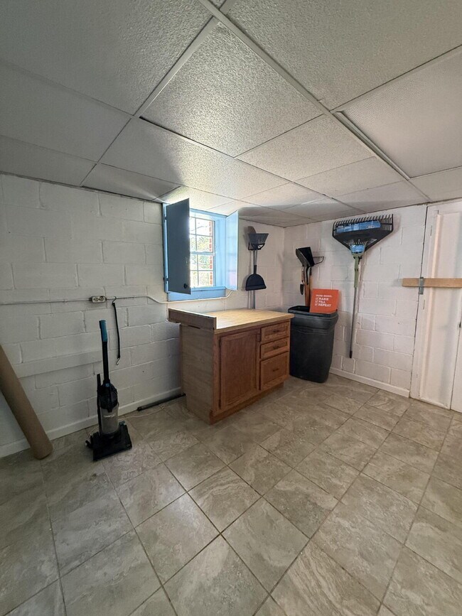 Building Photo - "Charming 3-Bedroom Retreat with 2 Full Ba...