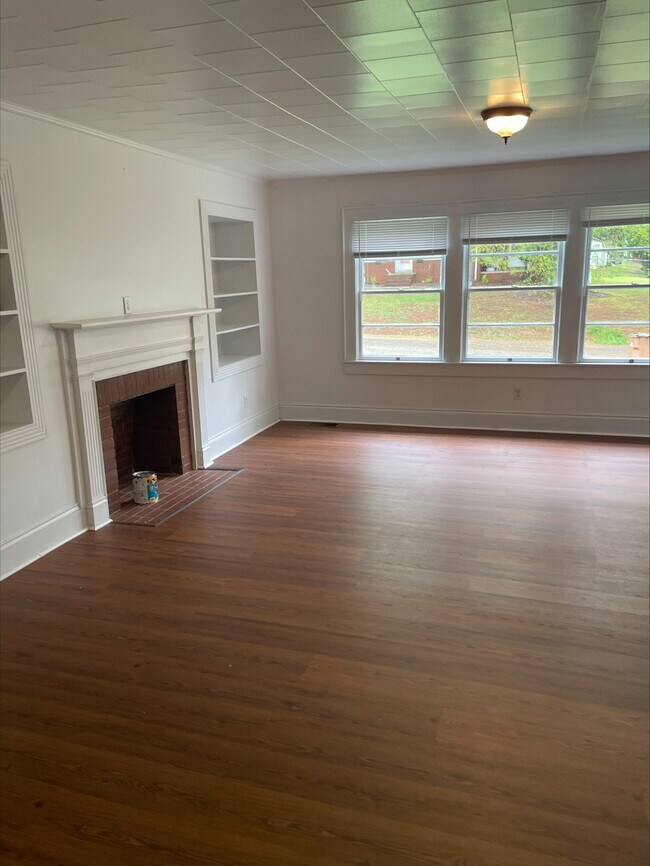 Building Photo - 713 S Cedar St