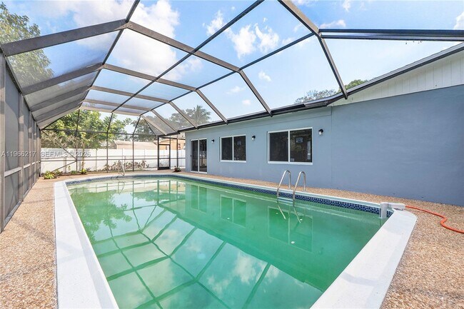 Building Photo - 4725 NW 5th Ct